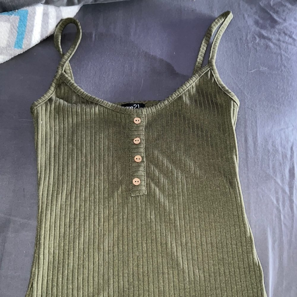 rue 21 tank top in a darker green. perfect condition just don’t like the fit!